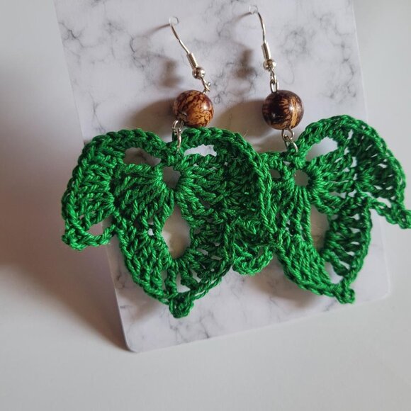 Handmade Green Crochet Leaf Earrings with Açaí Seeds - Picture 4 of 4